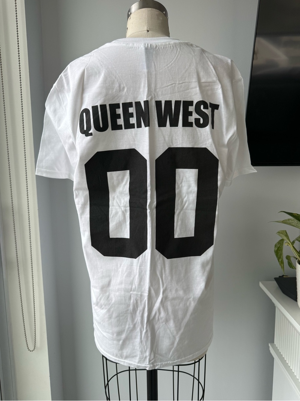 Gildan White T-Shirt with 'QUEEN WEST 00' Back Print - Picture 1 of 3